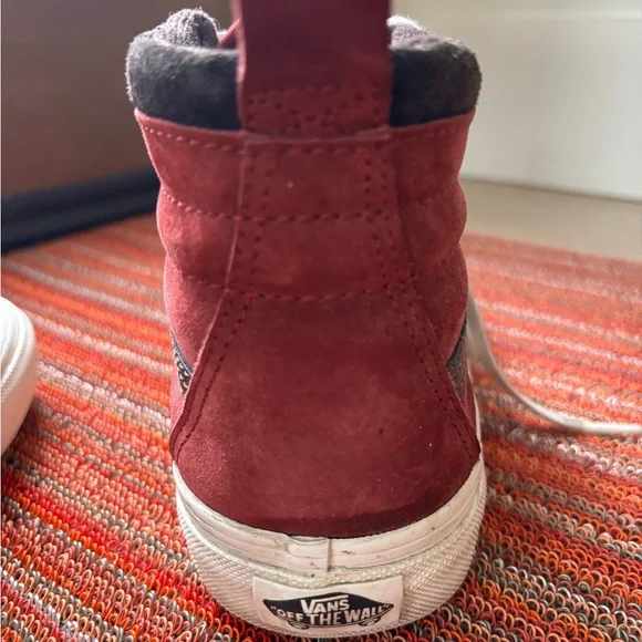 VANS Sk8-Hi Waterproof Insulated Shoe in size 8, red suede with brown trim. - Picture 6 of 7